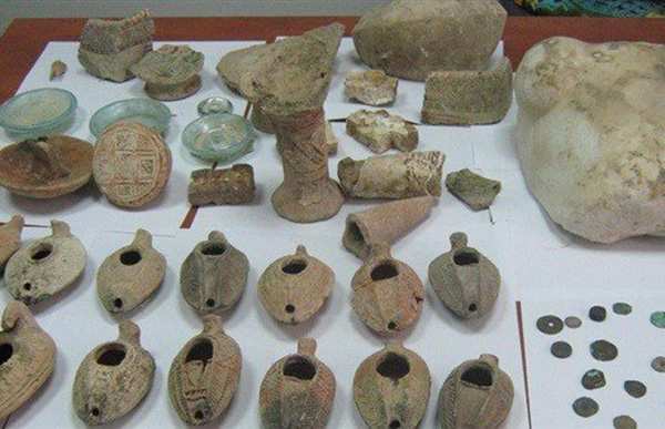 الشرطة تقبض على تاجر آثار بحوزته 40 قطعة أثرية في الخليل

